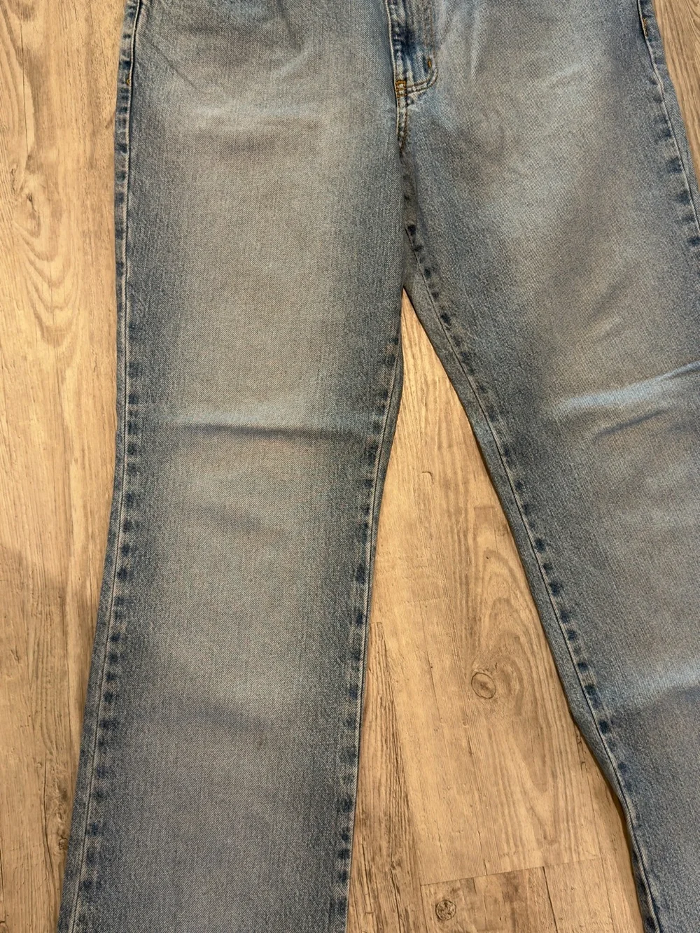 Express Men's Relaxed Light Blue Jeans - Picture 2 of 4